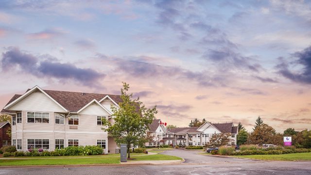 Chartwell-Collegiate-Heights-Retirement-Residence-1.jpg