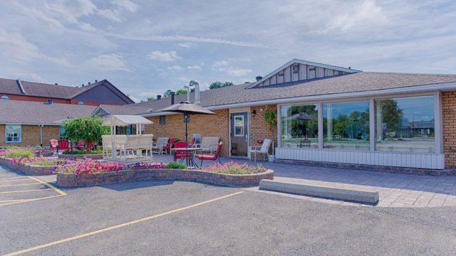 Chartwell-Pinewood-Retirement-Residence-1.jpg