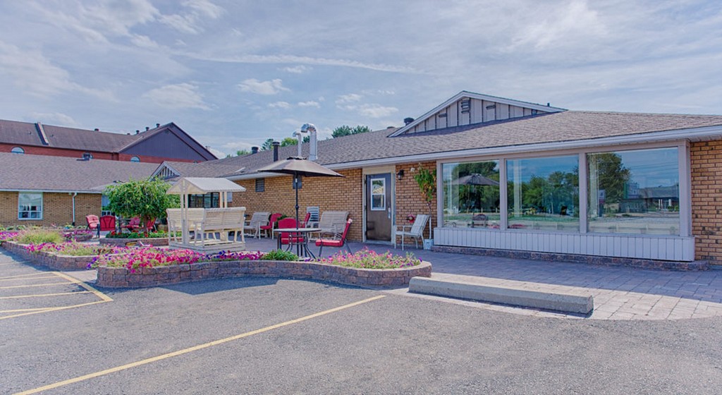 Chartwell-Pinewood-Retirement-Residence-1.jpg