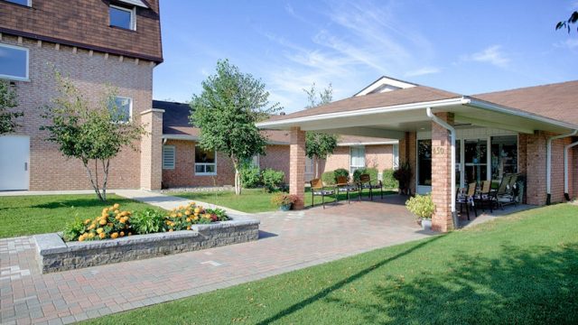 Chartwell-Quail-Creek-Retirement-Residence-1.jpg