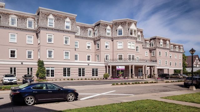 Chartwell-Queens-Square-Retirement-Residence-1.jpg