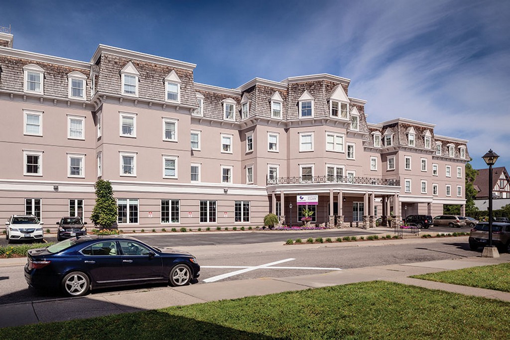 Chartwell-Queens-Square-Retirement-Residence-1.jpg