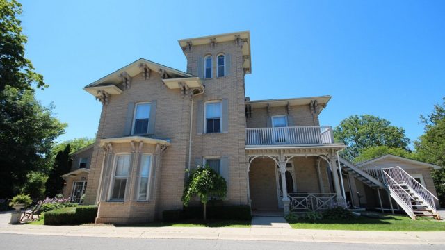 Oxford-Manor-Retirement-Residence-1.jpg
