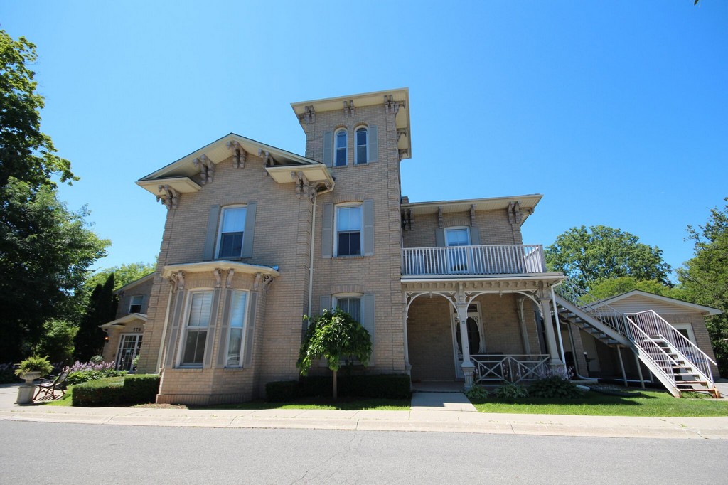 Oxford-Manor-Retirement-Residence-1.jpg